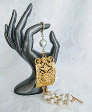 Load image into Gallery viewer, Ornate plate and pearl bracelet
