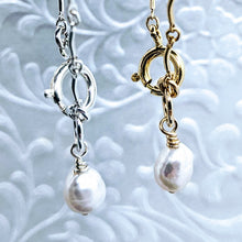 Load image into Gallery viewer, Curved bar bracelet with pearl