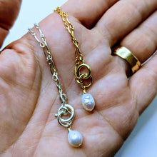 Load image into Gallery viewer, Curved bar bracelet with pearl