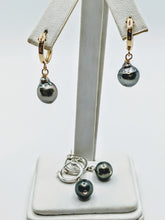 Load image into Gallery viewer, Mini hoop Tahitian pearl earrings