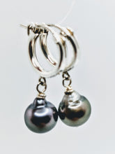 Load image into Gallery viewer, Mini hoop Tahitian pearl earrings