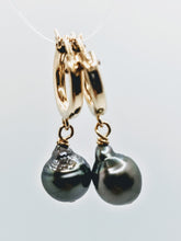 Load image into Gallery viewer, Mini hoop Tahitian pearl earrings