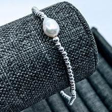 Load image into Gallery viewer, Tiny bead Baroque pearl bracelet