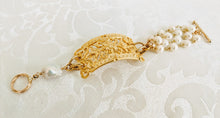 Load image into Gallery viewer, Ornate plate and pearl bracelet