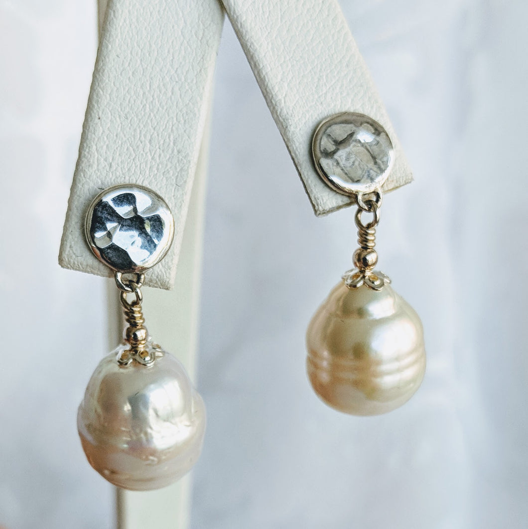 Ringed Baroque pearl w/hammered sterling silver post
