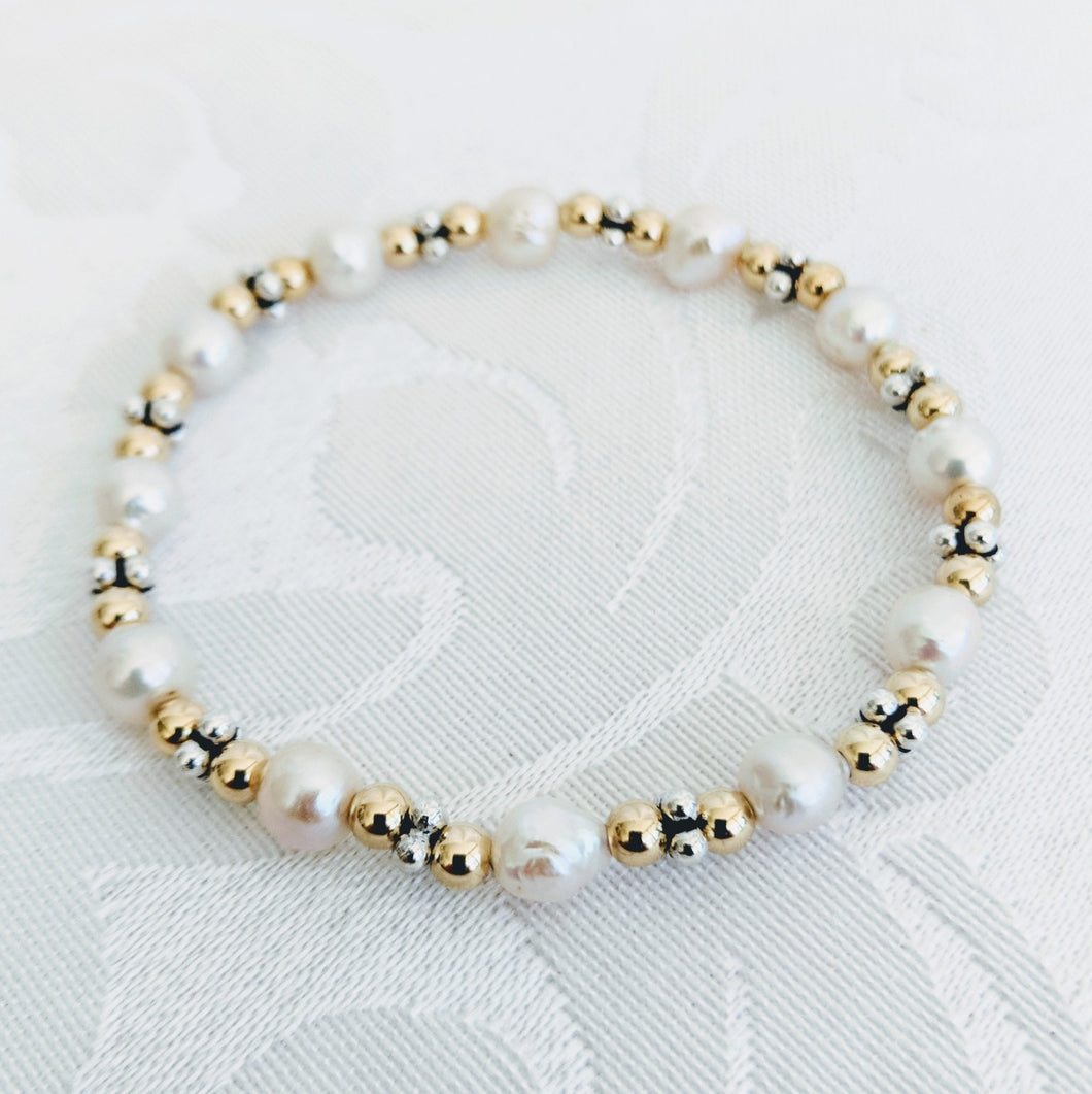Charmante - Baby Baroque pearl bracelet with silver caviar and 14 k gold fill