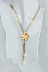 Gold and flower pendant necklace