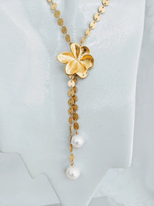 Gold and flower pendant necklace