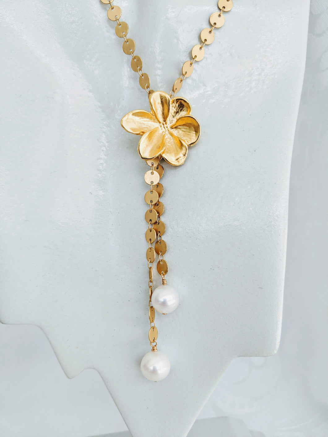 Gold and flower pendant necklace