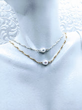 Load image into Gallery viewer, Curved bar necklace with single pearl

