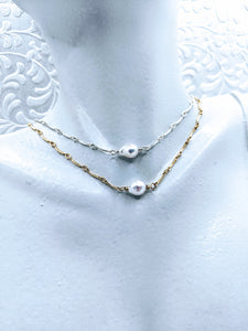 Curved bar necklace with single pearl