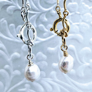 Curved bar bracelet with pearl