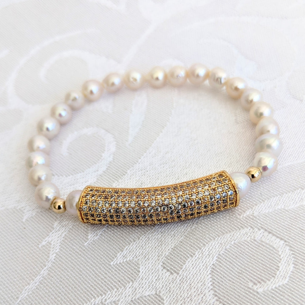 Baby Baroque pearl bracelet with gold cubic zirconia bar