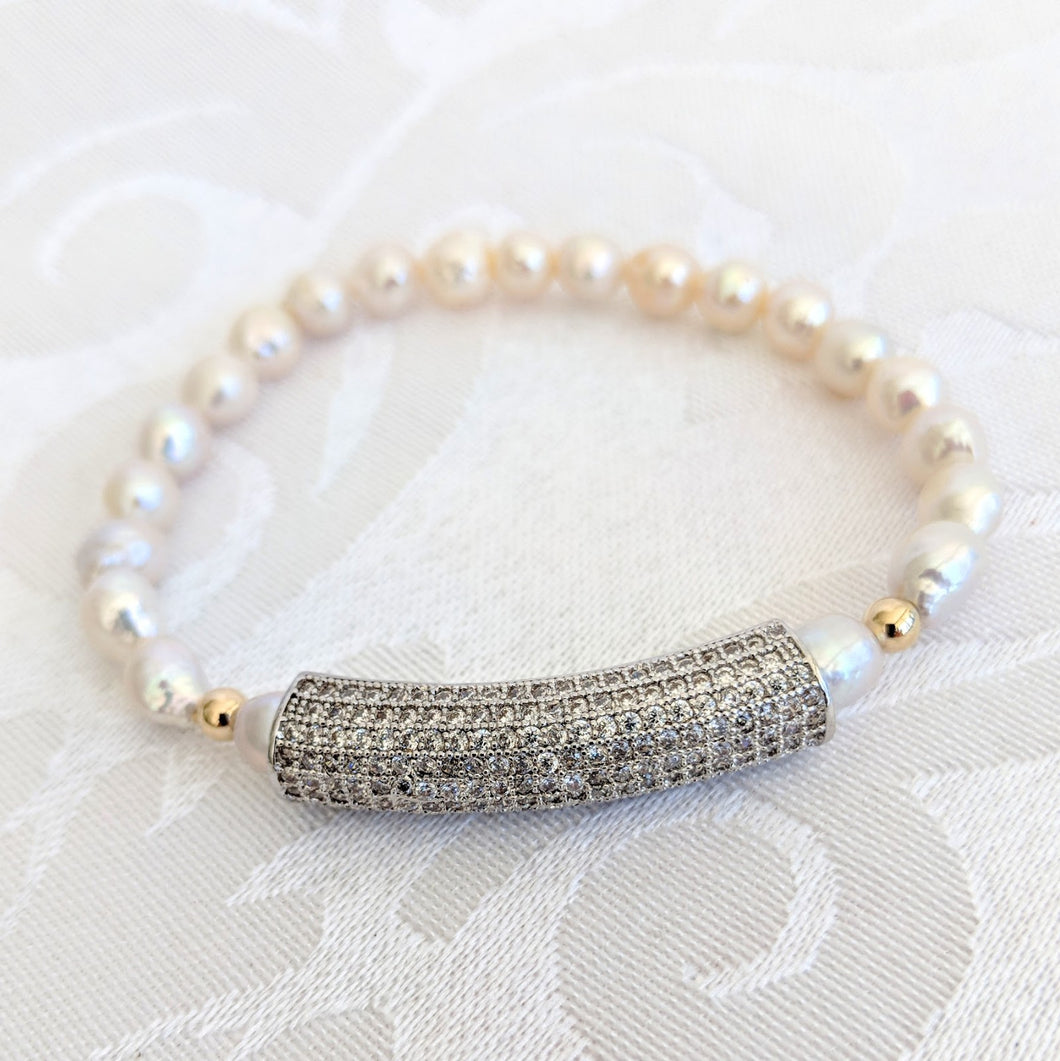 Baby Baroque pearl bracelet with cubic zirconiam bar