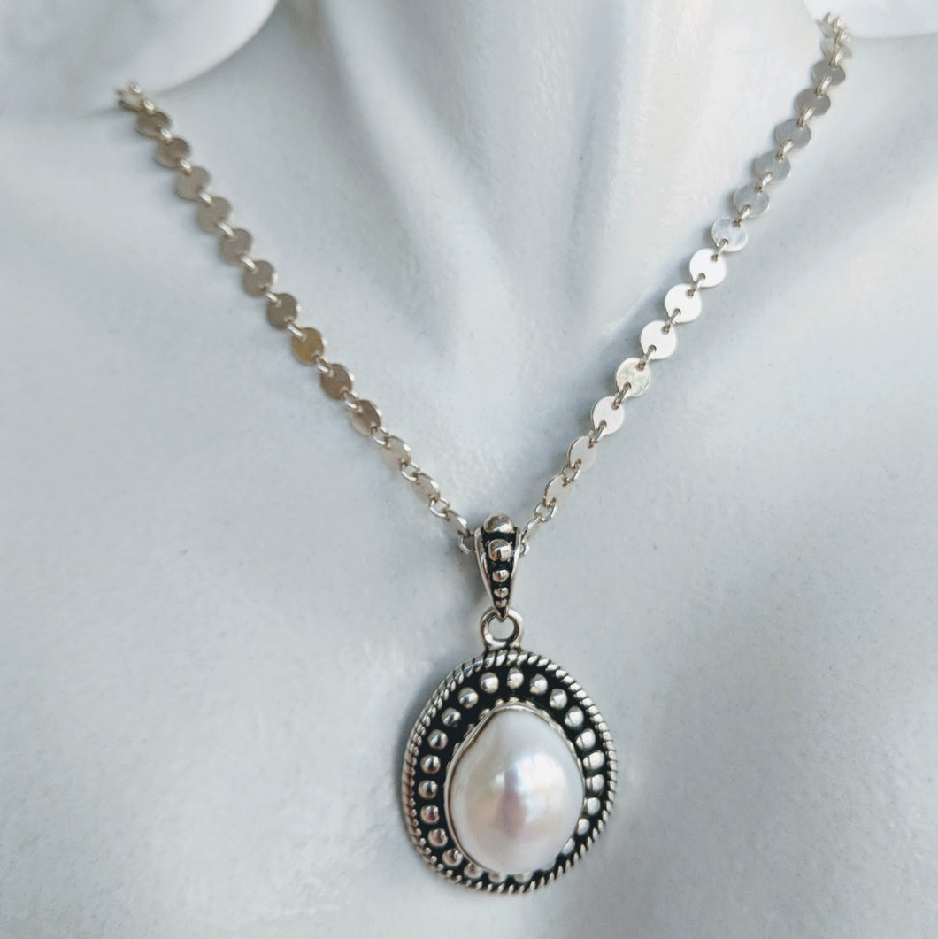 Silver chain with pearl pendant