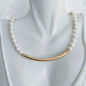 Pearl necklace with gold tube bar